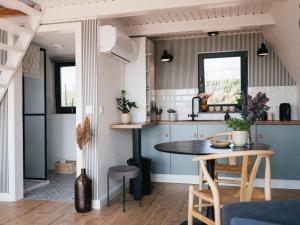 泽拜盖尼Kanyar - Nordic Cabin的一间厨房,里面配有桌椅
