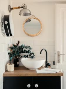 泽拜盖尼Kanyar - Nordic Cabin的一间带碗水槽和镜子的浴室
