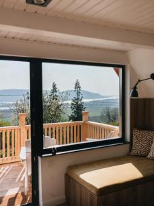 泽拜盖尼Kanyar - Nordic Cabin的客房设有大窗户,可眺望甲板