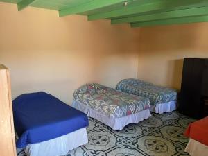 圣佩德罗·德·阿塔卡马图雅斯托旅馆的一间客房内配有两张床的房间