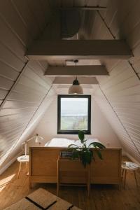 泽拜盖尼Kanyar - Nordic Cabin的位于阁楼的房间,设有床和窗户