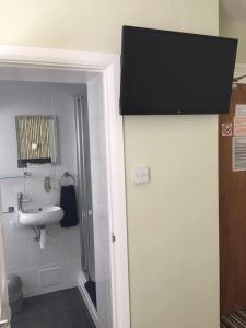 伯恩茅斯特里戈霍姆酒店的一间带水槽和镜子的浴室