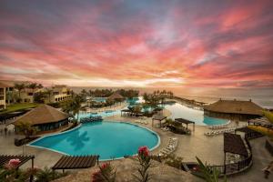 丰卡连特德拉帕尔马La Palma Princess的日落时分享有度假村游泳池的空中景致