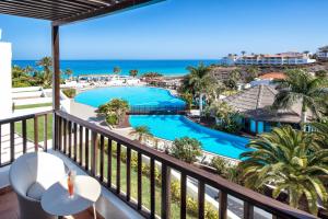 甘迪亚海滩富埃特文图公主酒店的从度假村的阳台上可欣赏到游泳池的景色