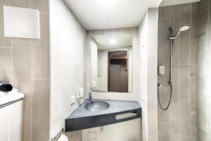 埃姆登B&B Hotel Emden的一间带水槽和淋浴的浴室