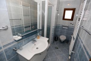 扎达尔伊凡纳别墅住宿加早餐旅馆的一间带水槽和卫生间的浴室