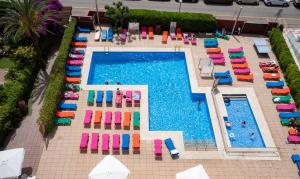 卡里拉圣莫尼卡梅德普拉亚酒店 的享有带躺椅的游泳池和游泳池的空中景致