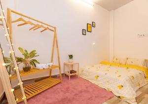 头顿MTV Homestay Vũng Tàu的一间卧室配有一张床和秋千