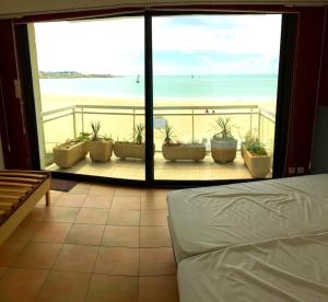 基伯龙Appartement d'une chambre a Quiberon a 200 m de la plage avec vue sur la mer balcon et wifi的一间卧室设有可欣赏海滩美景的阳台。