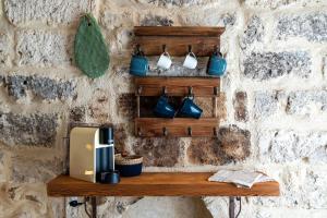 巴里Suite Torre Arcobasso的墙上设有木架和烤面包机