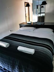 波尔尼谢Magnifique Penthouse Pornichet的一间卧室配有一张大床和两条毛巾