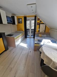 博希尼Apartma LINA, Encijan D-38的宿舍间设有两张床和一扇窗户。