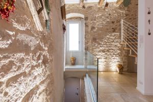 巴里Suite Torre Arcobasso的一间设有石墙和窗户的客房