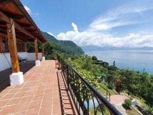 圣克鲁斯拉拉古纳Casa Laguna: Best View In The World的享有水景的房屋阳台