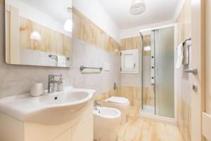 莱切Dimora Le Tre Muse Guesthouse的白色的浴室设有水槽和卫生间。