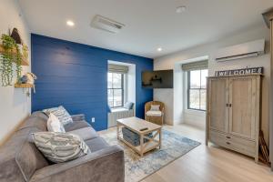 普罗温斯敦Provincetown Vacation Rental Pet Friendly!的带沙发和蓝色墙壁的客厅