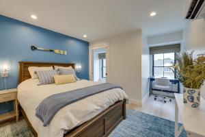 普罗温斯敦Provincetown Vacation Rental Pet Friendly!的一间卧室设有一张床和蓝色的墙壁