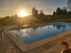 维塞乌太阳金塔德圣卡洛斯旅馆的游泳池,享有阳光背景