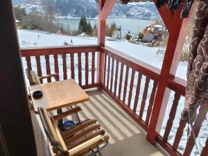 ZaovineMilijin konak的雪阳台的木椅和桌子