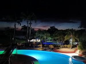 圣吕斯Appartement Madinina 6 personnes vue sur mer dans village vacances的享有游泳池的夜间景致