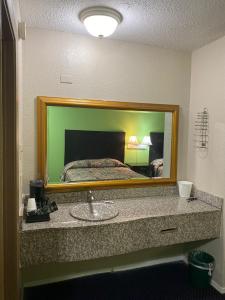 JasperSunrise Inn的浴室在镜子前设有水槽