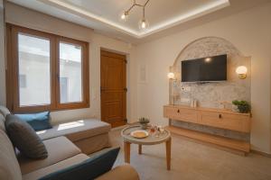 霍拉斯法基翁Jacuzzi maisonette in Sfakia center 'New 2023'的带沙发和电视的客厅