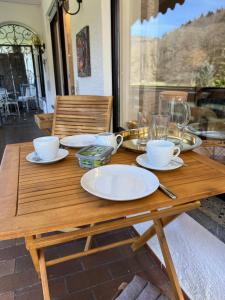 巴特黑雷纳尔布黑森林公寓 的一张木桌,上面有盘子和玻璃杯
