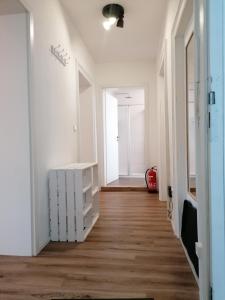 因戈尔施塔特Family and Business Premium Home的走廊设有白色墙壁和木地板