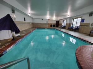滑铁卢Holiday Inn Express- Waterloo/Cedar Falls, an IHG Hotel的蓝色海水大型游泳池