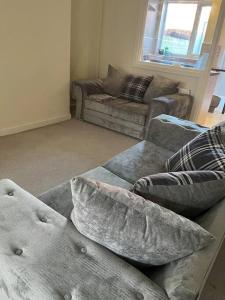 利物浦2 bed house near Sefton Park & Lark Lane的客厅配有沙发和枕头,位于地板上
