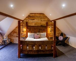 KilmingtonHills Farm Stays的小木屋内的卧室,配有一张床和椅子