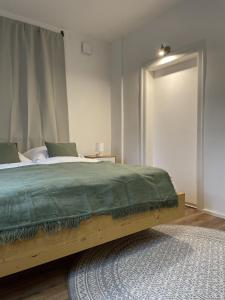 因戈尔施塔特Family and Business Premium Home的一间卧室配有一张带绿色棉被的床
