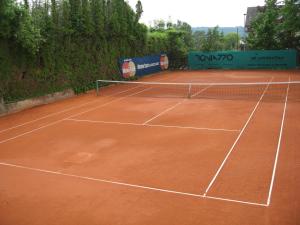 拉诺伊韦维尔加尔尼卡门别墅酒店的网球场,上面有网