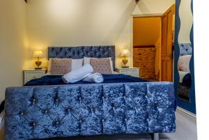 KilmingtonHills Farm Stays的一间卧室配有蓝色的床和两个枕头