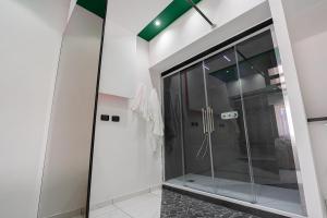 那不勒斯Al Campanile H Napoli Centro, by ClaPa Group的步入式淋浴间,设有玻璃门