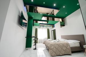 那不勒斯Al Campanile H Napoli Centro, by ClaPa Group的一间卧室设有绿色楼梯和一张床