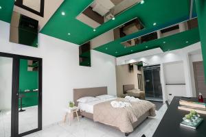 那不勒斯Al Campanile H Napoli Centro, by ClaPa Group的一间卧室设有一张床和绿色的天花板