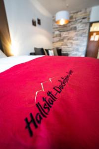 格绍Hallstatt Dachstein Inn的一条红毯,上面写着新年快乐的字眼
