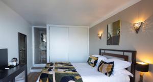 皮亚纳卡波罗索酒店的一间卧室配有带白色床单和枕头的床。