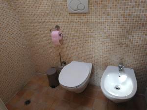 法诺99 Nolfi的一间带卫生间和水槽的浴室