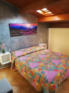 法诺99 Nolfi的卧室配有一张床,墙上挂有绘画作品