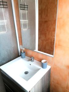 诺瓦拉Novara Suite的浴室设有白色水槽和镜子