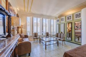 卡内·德·玛尔El Petit Palauet的客厅配有沙发和桌子