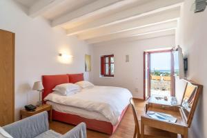 利梅尼皮尔戈斯玛维罗米恰利酒店的一间卧室设有一张大床和一个窗户。