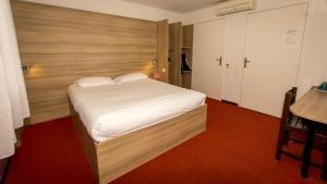 拉克雷奇索罗尼奥尔A83旅馆的卧室配有一张白色大床
