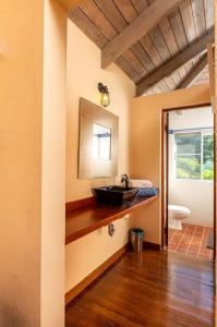 别克斯Vieques Villa Gallega - Oceanview w/Infinity Pool的浴室设有水槽和镜子,位于柜台上