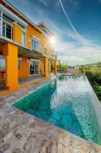 别克斯Vieques Villa Gallega - Oceanview w/Infinity Pool的房屋前的游泳池