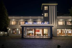 埃尔讷古勒姆Hotel Panoramic的标有读取酒店全麦胺的旅馆