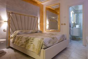 博洛尼亚FASHION APARTMENT GOLD Bologna的一间卧室配有一张带大镜子的床