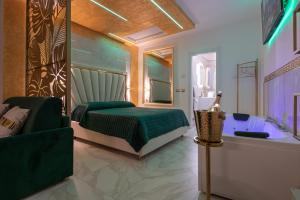 博洛尼亚FASHION APARTMENT GOLD Bologna的一间卧室配有一张床和浴缸